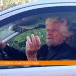 Grillo alla guida di un carro funebre “M5S morto ma compostabile”